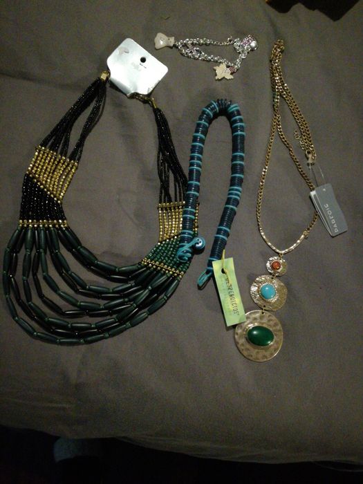 Colares e pulseiras novos