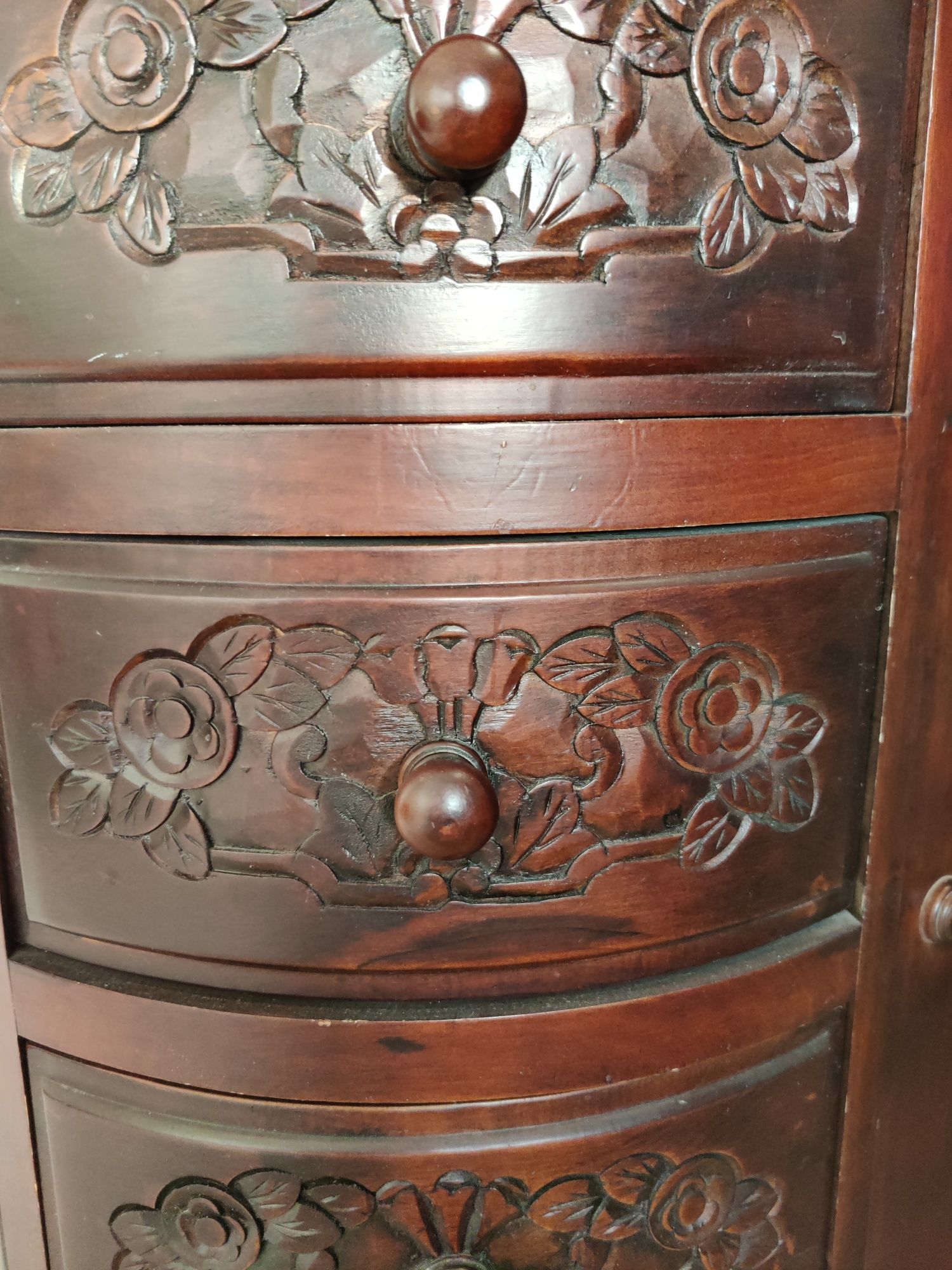 Ręcznie rzeźbiona komoda w kolorze mahoniu.