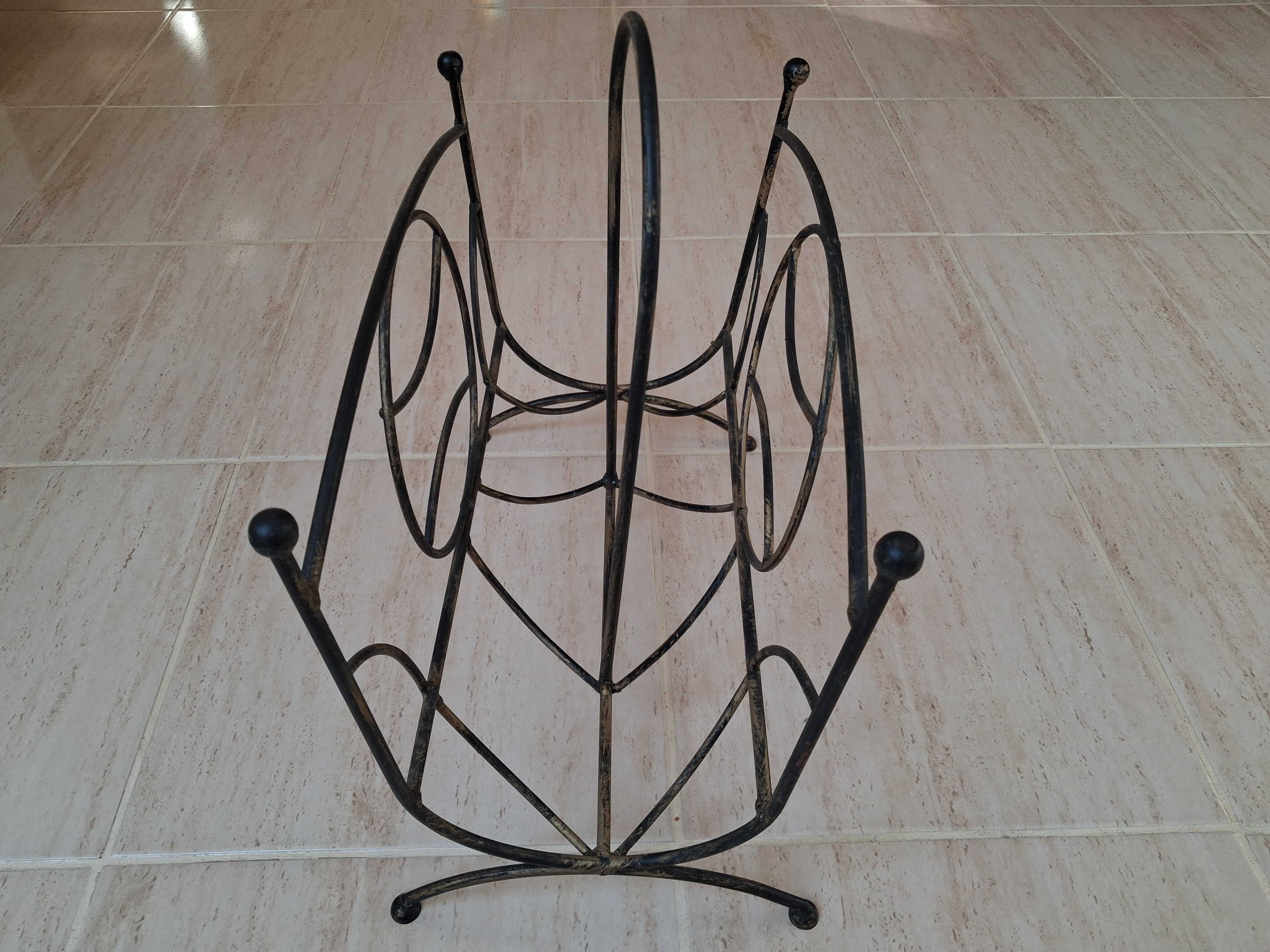 Gazetnik metalowy