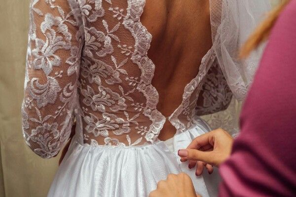 Эксклюзивное свадебное платье с кружевной спинкой