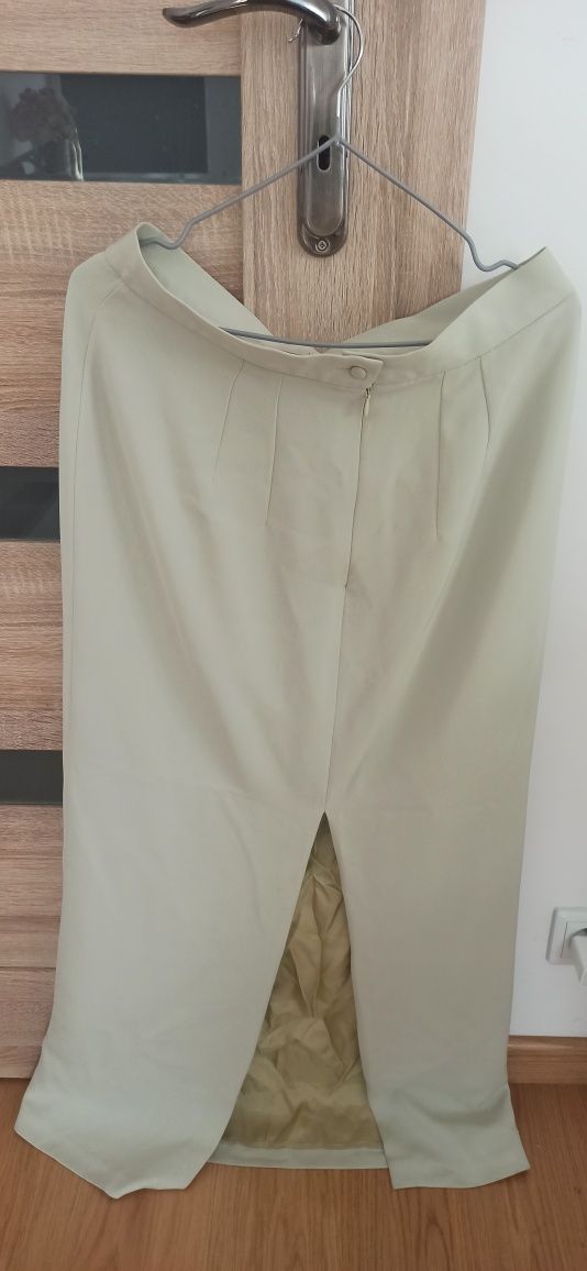 Długa jasnozielona spódnica w rozmiarze M/L