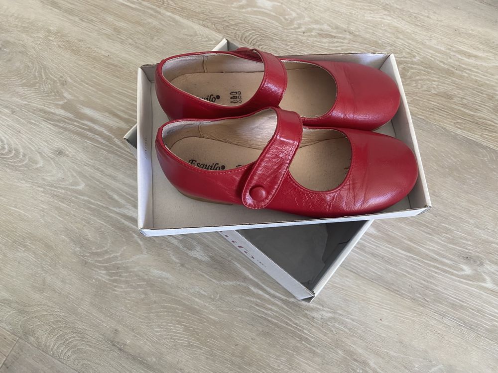 Sapatos em pele vermelho menina