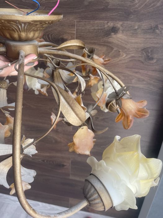 Люстра потолочна, вживана, все працює, на 5 лампочок.