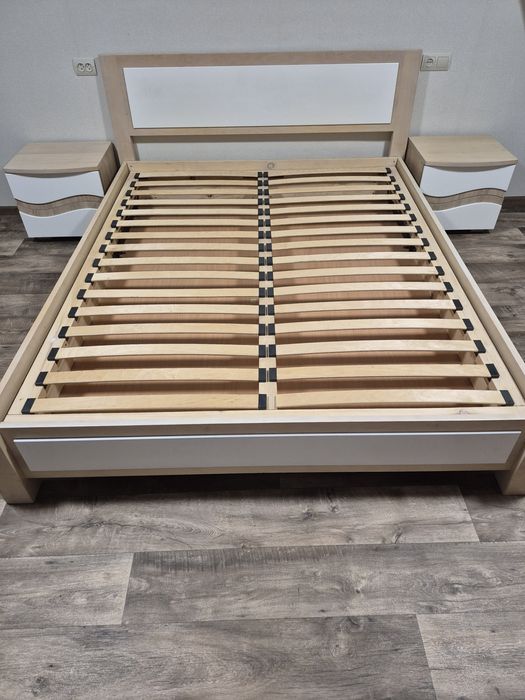 Ліжко дерев'яне двоспальне 1600*2000 з матрасом та тумбочками