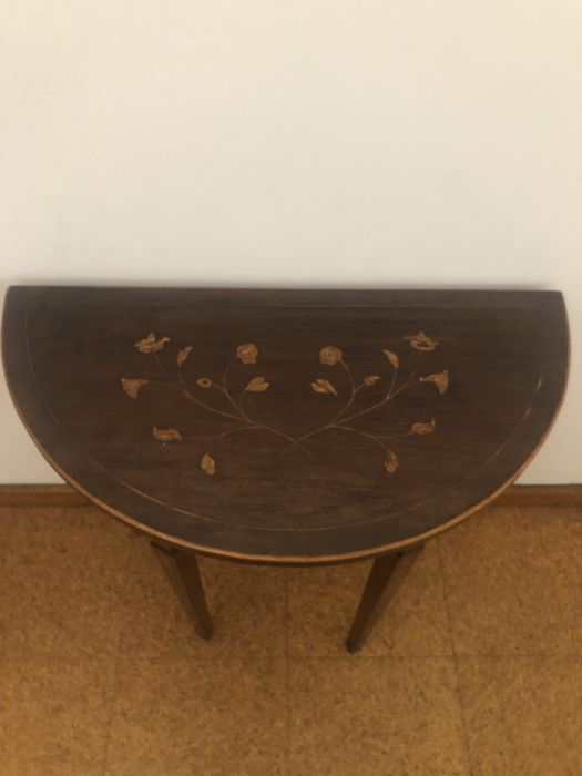 Mesinha meia lua em madeira estilo D. Maria