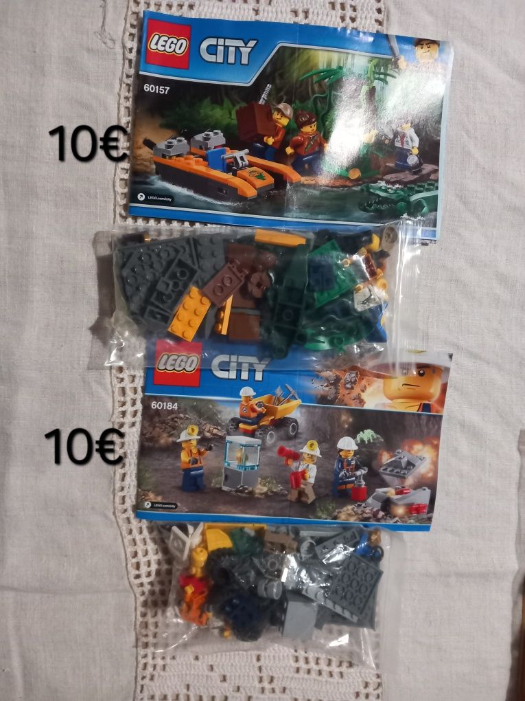 Vários cojuntos de Lego