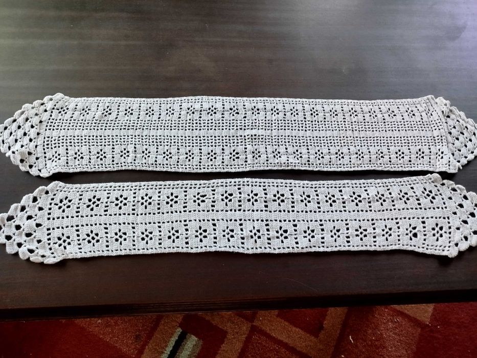 Dois panos de mesa ou moveis em crochê