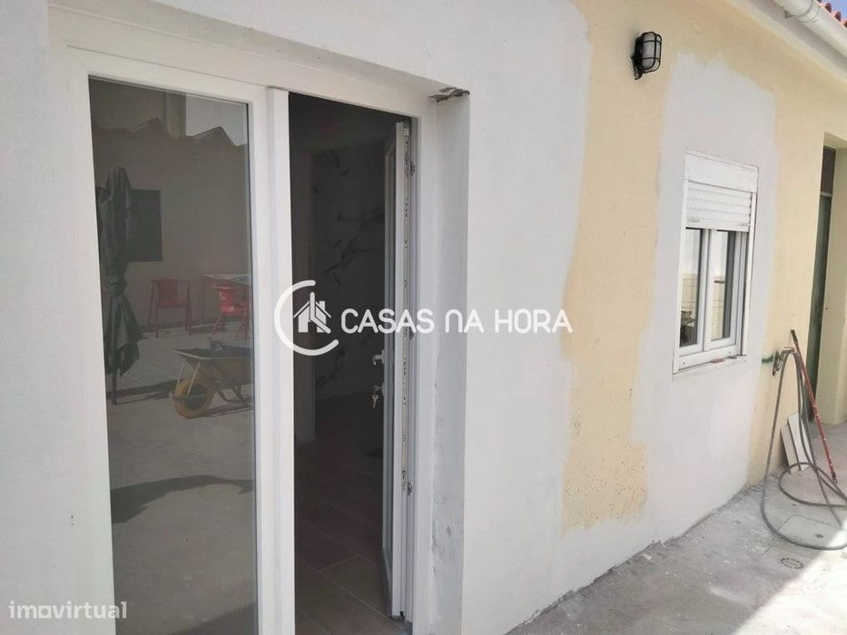 Aires, anexo de moradia T0 com cozinha equipada e mobilado.