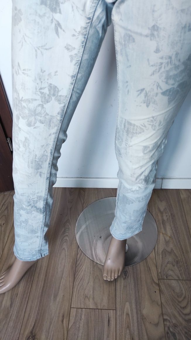 SG Spodnie damskie 36 , 38 , S , M jasne jeansy w kwiaty 36 , 38