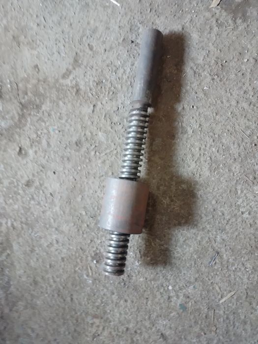 Винт с  бронзовой гайкой