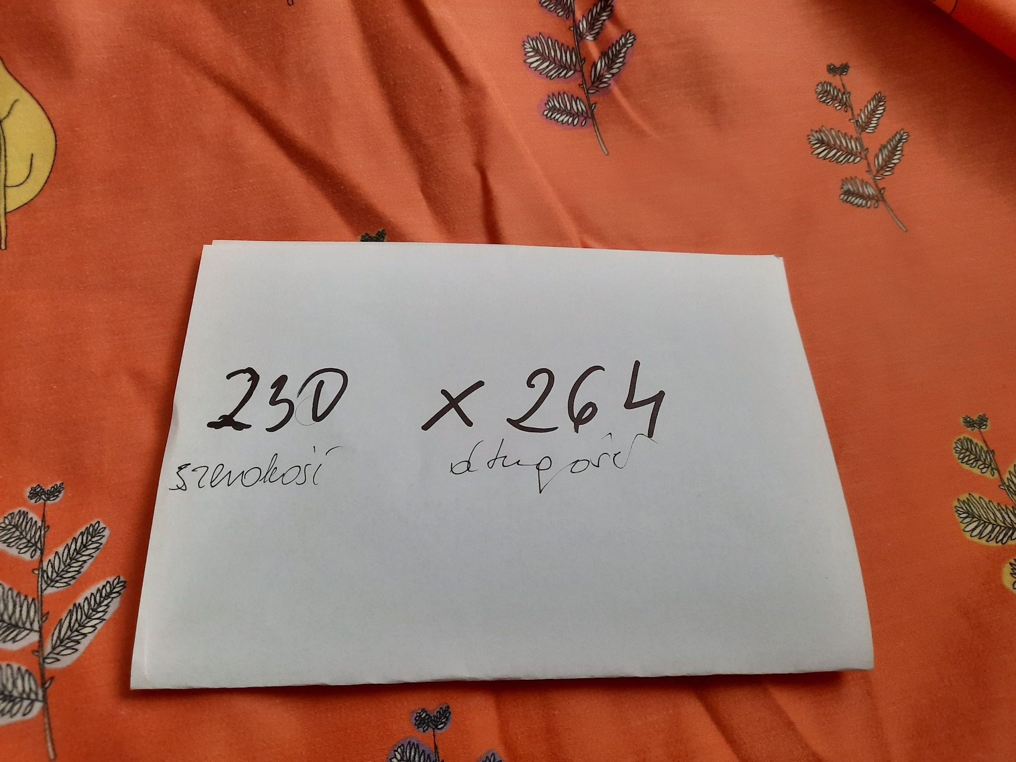 2 duze zaslony na taśmie