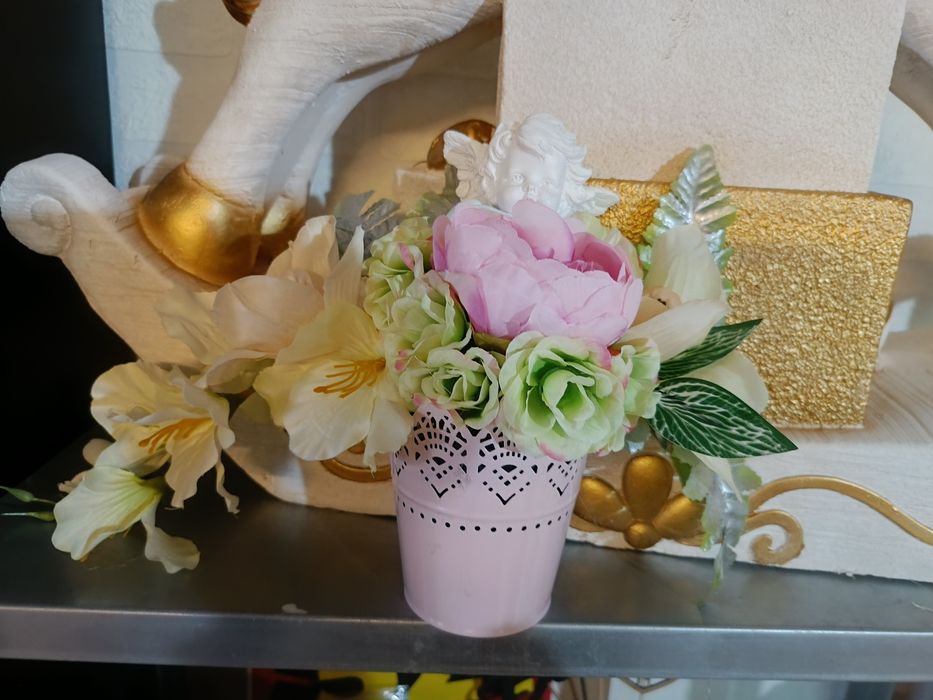 Malutki stroik na grobek małego dziecka dziewczynka z aniołkiem