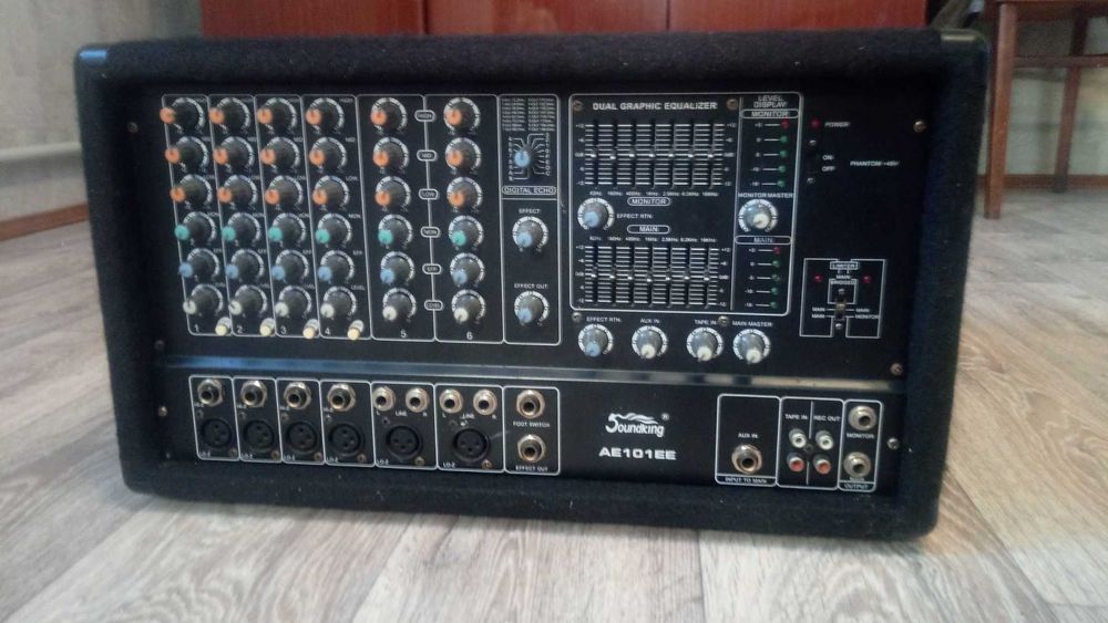 Активний мікшерний пульт SoundKing AE 101EE.