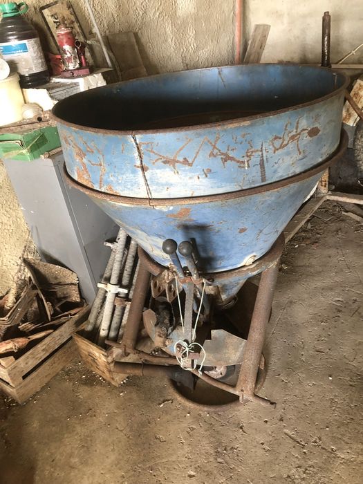 Vendo adubador ou semeador de funil com alguns anos mas todo restaurad