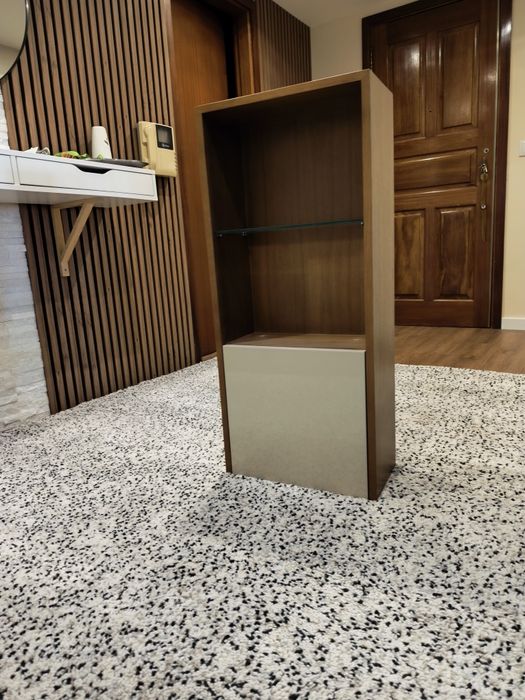 Estante com porta