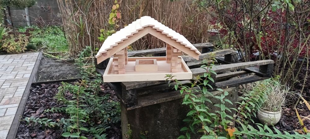 Sprzedam karmnik duży i solidny