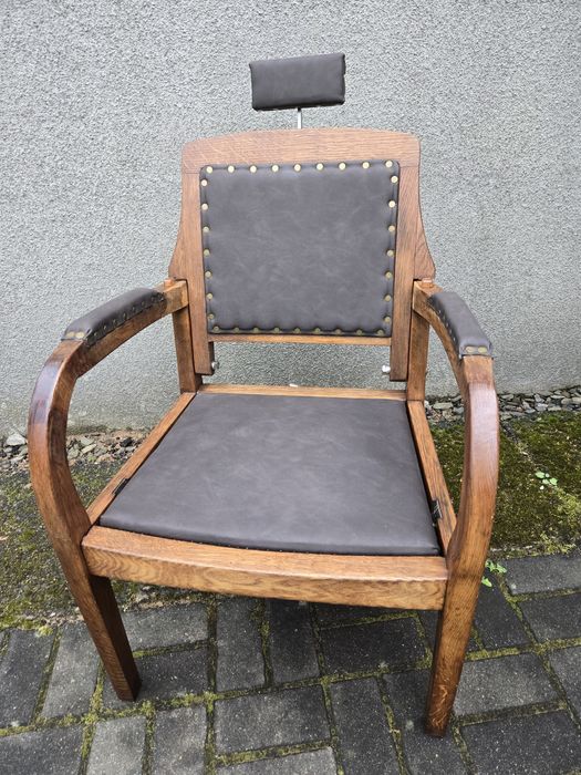 Stary fotel fryzjerski z początku XX wieku po renowacji