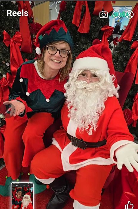 Mikołaj i Elf odwiedzają wszystkie dzieci małe i duże