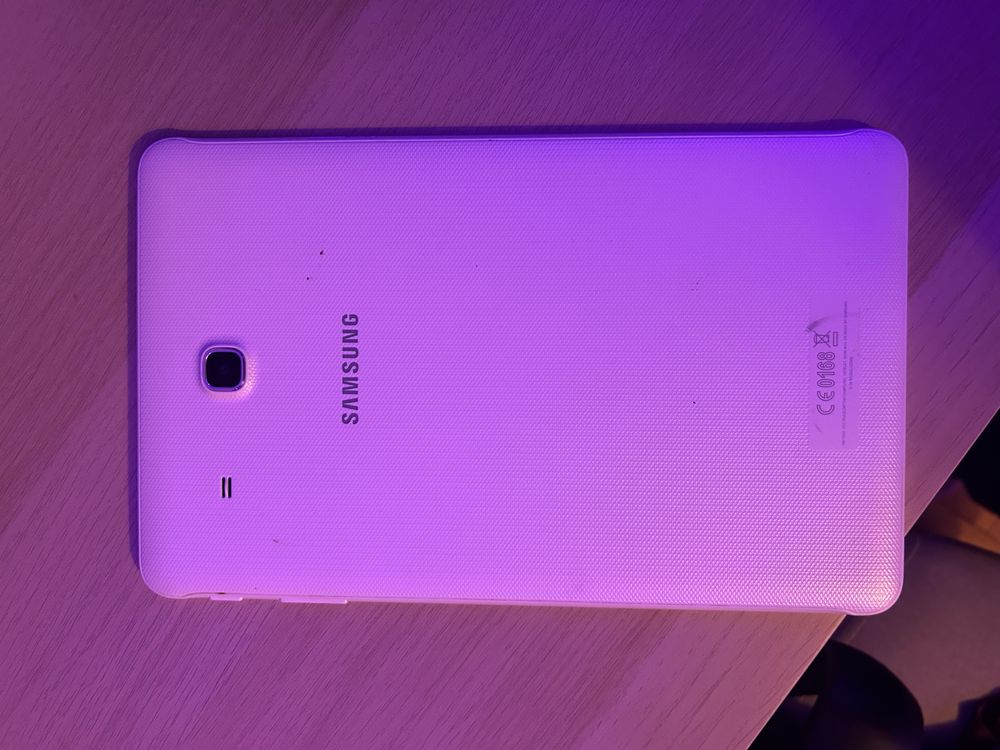 Tablet Samsung galaxy tab E + Etui minionki