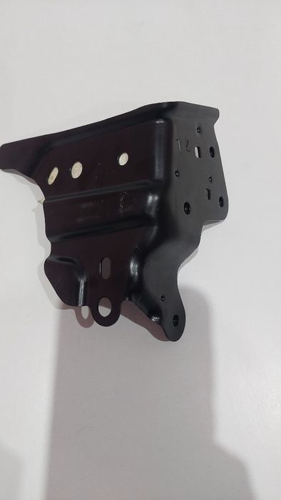 Toyota Corolla E18 13-18 uchwyt fartuch blotnik przód L