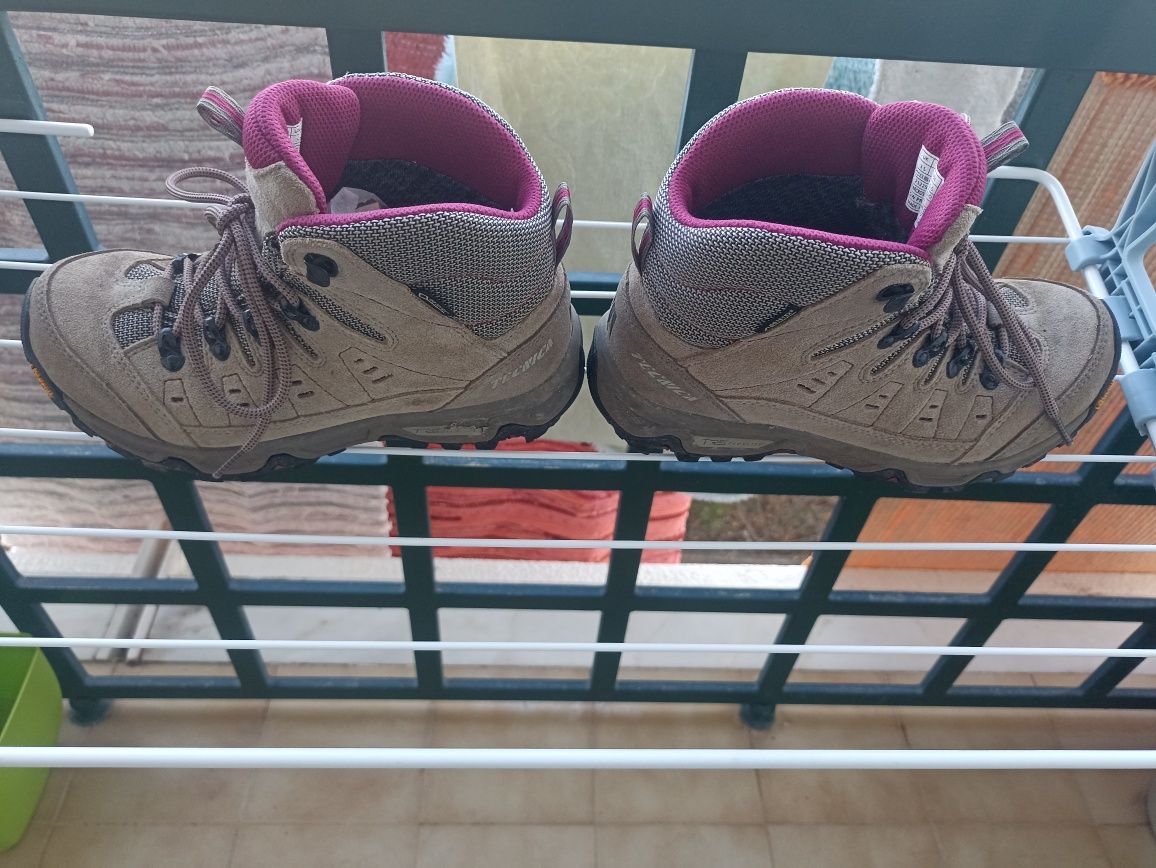 Bota impermeavel de montanha da Tecnika 36