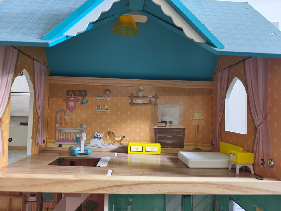 Drewniany domek dla lalek z mebelkami