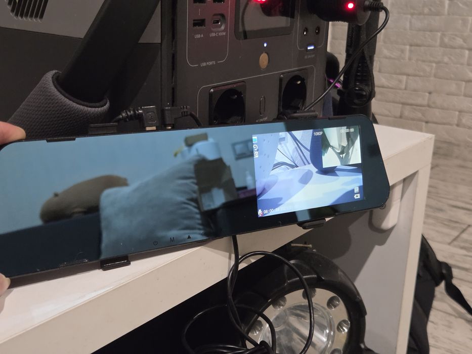 Відеореєстратор вбудований в дзеркало заднього виду з камерою