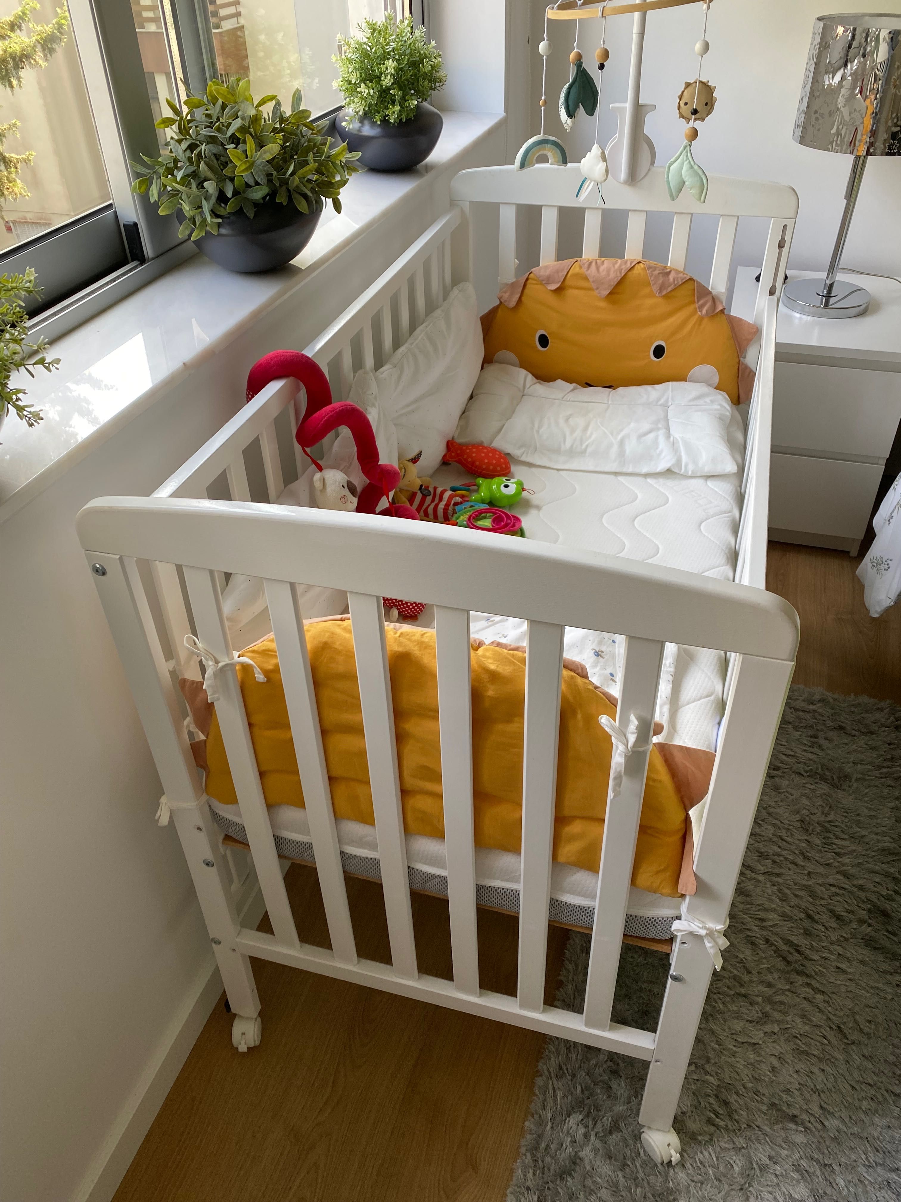 Cama Complete de bebe com os brinquedos