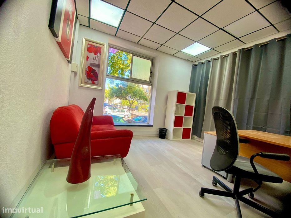 Loja Renovada em Corroios, Seixal - Oportunidade Única!