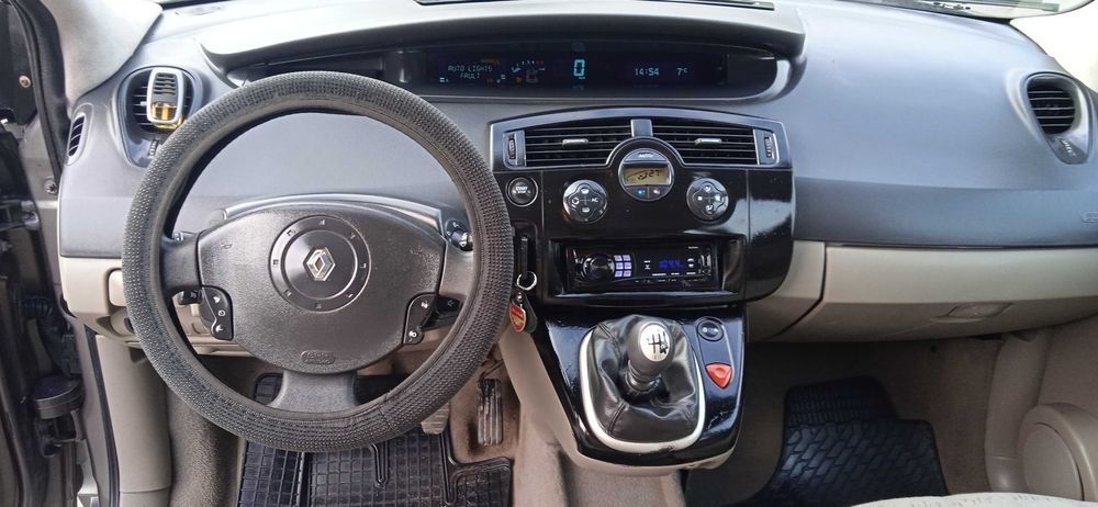Мінівен Renault Scenic 2005 року. Двигун 1,5 DCI