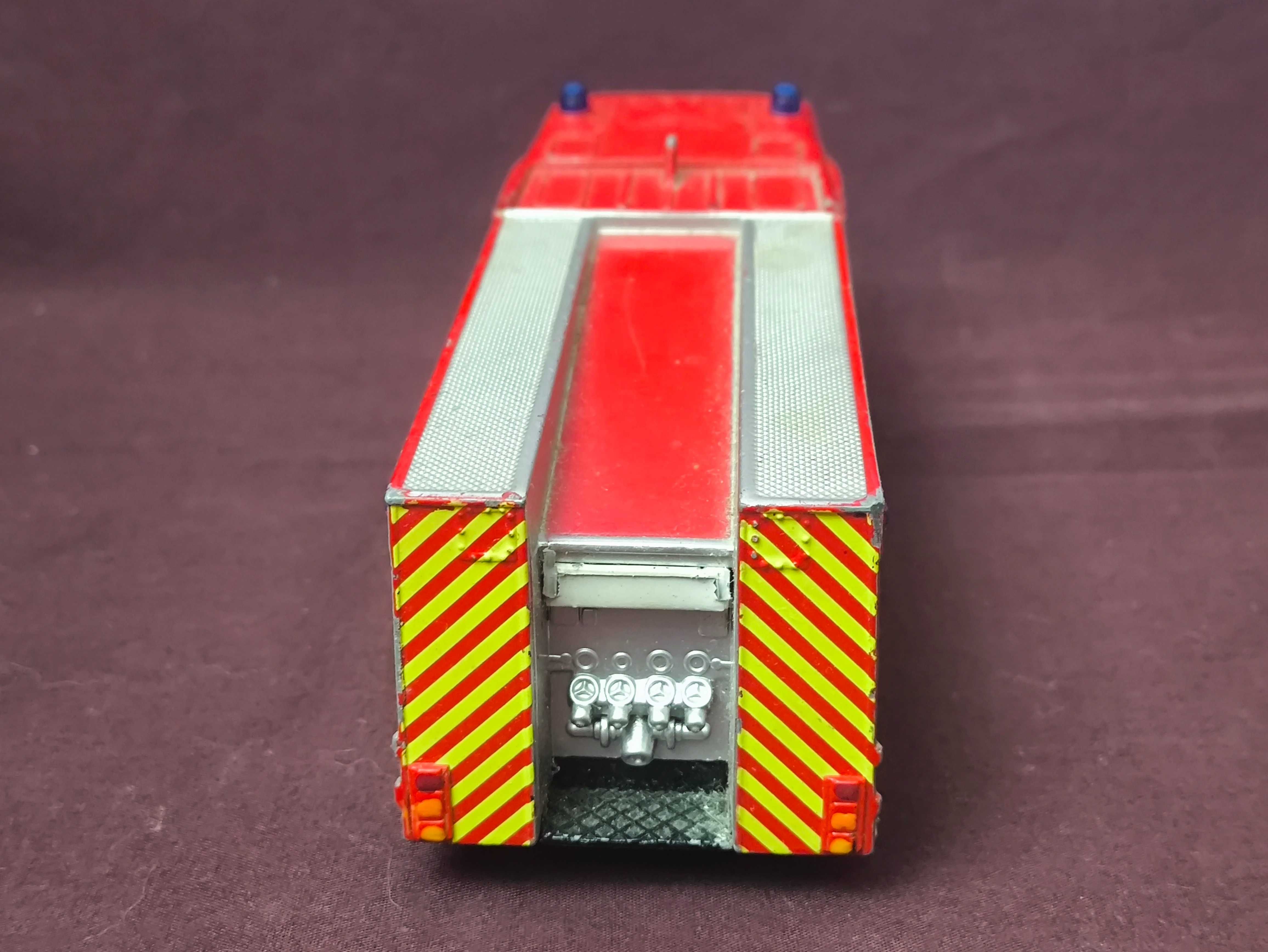 Пожарная машина Volvo Fire Engine Corgi