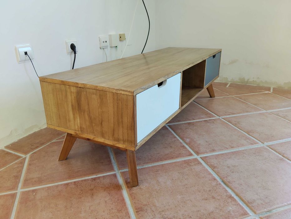 Móvel de TV com duas gavetas. Comp. 1,20cm x Larg. 40cm x Alt. 35cm