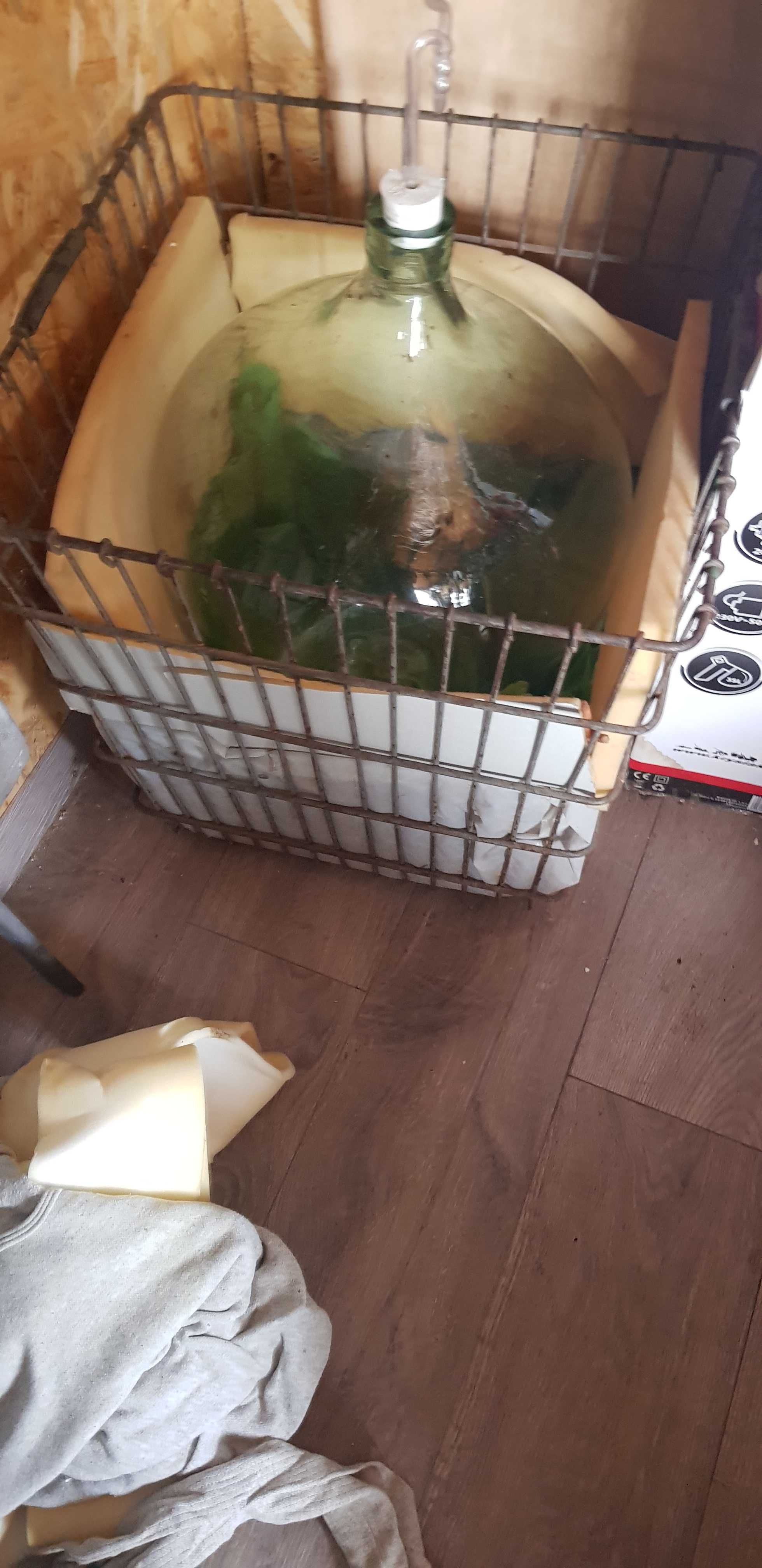 butel -gąsiąr  ok 50 L duży w koszu