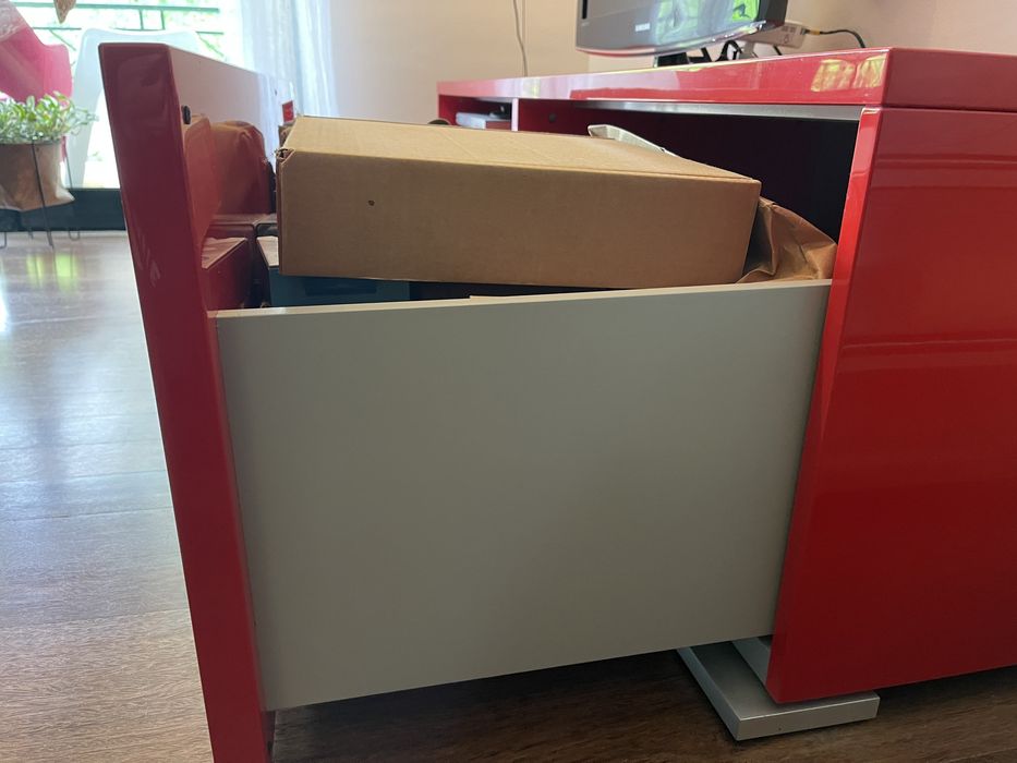 Móvel multimédia lacado com gavetão deslizante