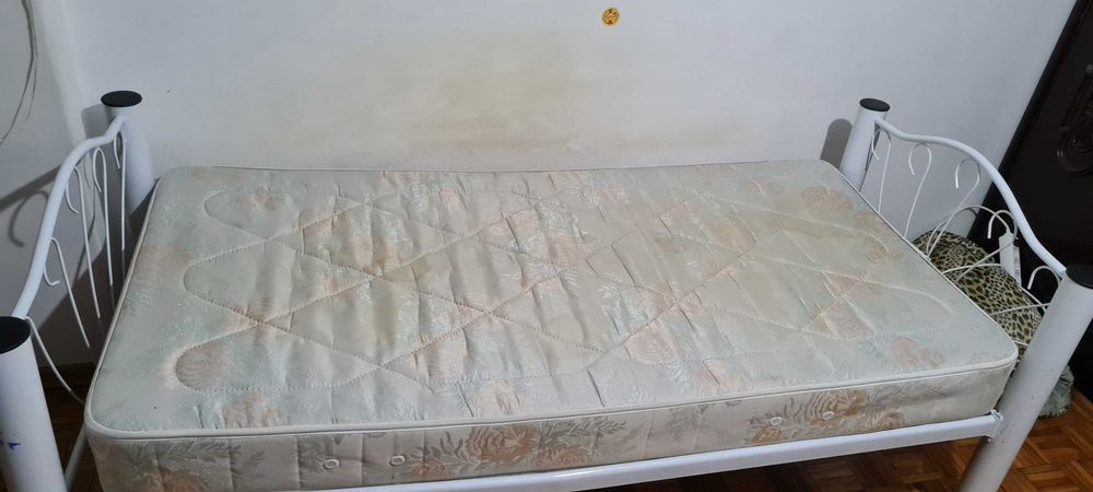 Cama de criança usada com colchao e estrado
