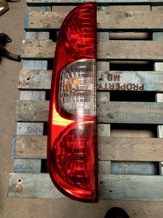 Farol Esquerdo Fiat Doblo