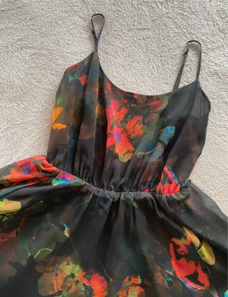 vestido preto com flores