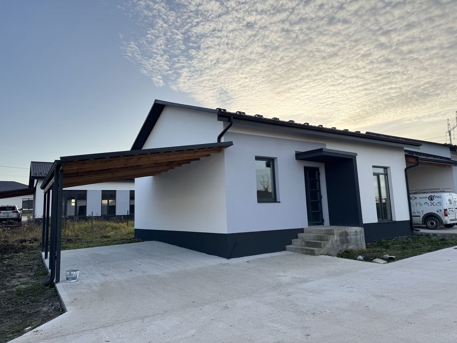 Продам будинок з паркомісцем та внутрішніми роботами+ділянка 3 сот