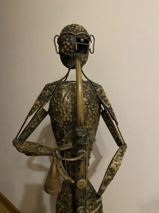 Estatueta de metal imponente - única
