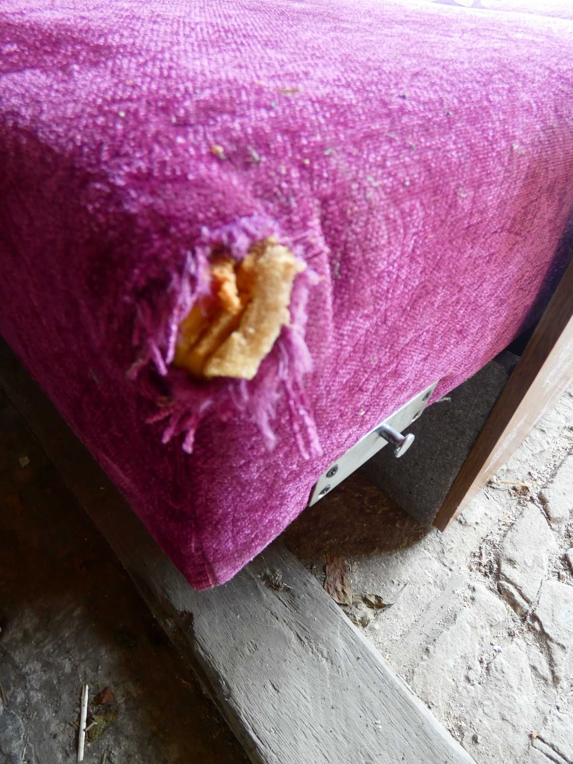 Łóżko-sofa koloru różowego