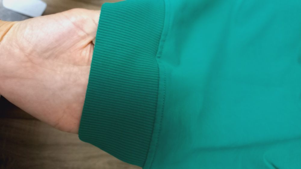 Свитшот размер L новый.