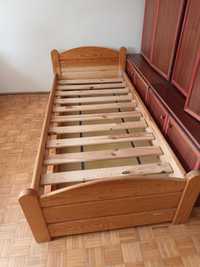 Łóżko pojedyncze drewniane.