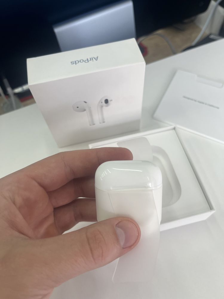 Apple Airpods (кейс і навушник R)