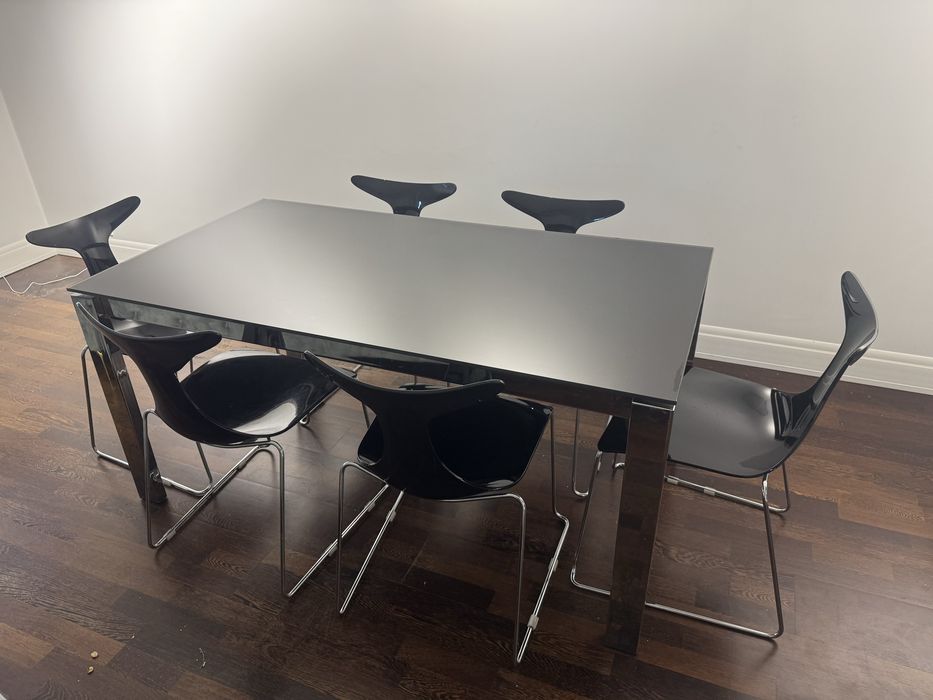 Stół czarny szklany rozkladany 85cm*160cm-220cm z 8 krzełami. Włochy.