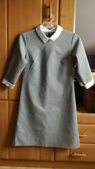 Elegancka szara sukienka z białym kołnierzykiem, rozmiar L