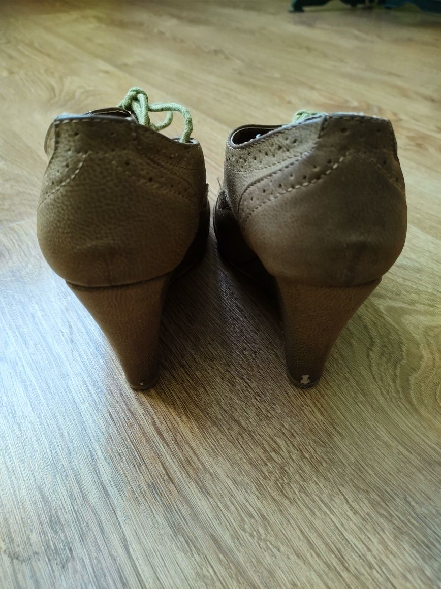 Buty na koturnie r.37