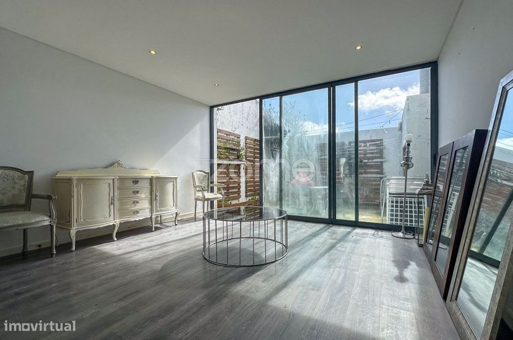 Moradia T2+1 com Quintal para Arrendamento na Lagoa