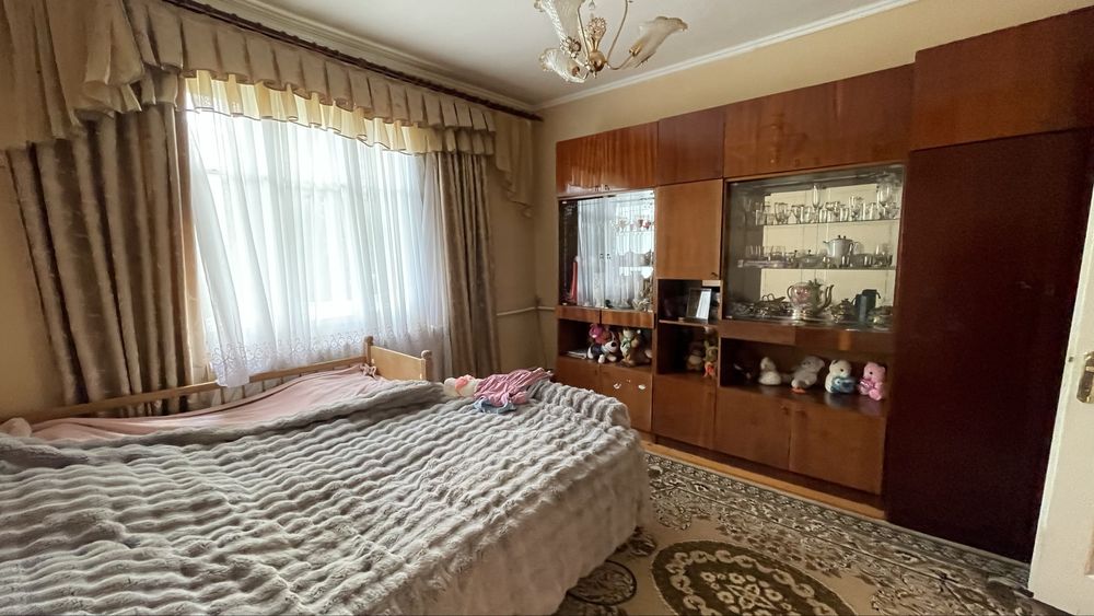Продається будинок з літньою кухнею та великою ділянкою