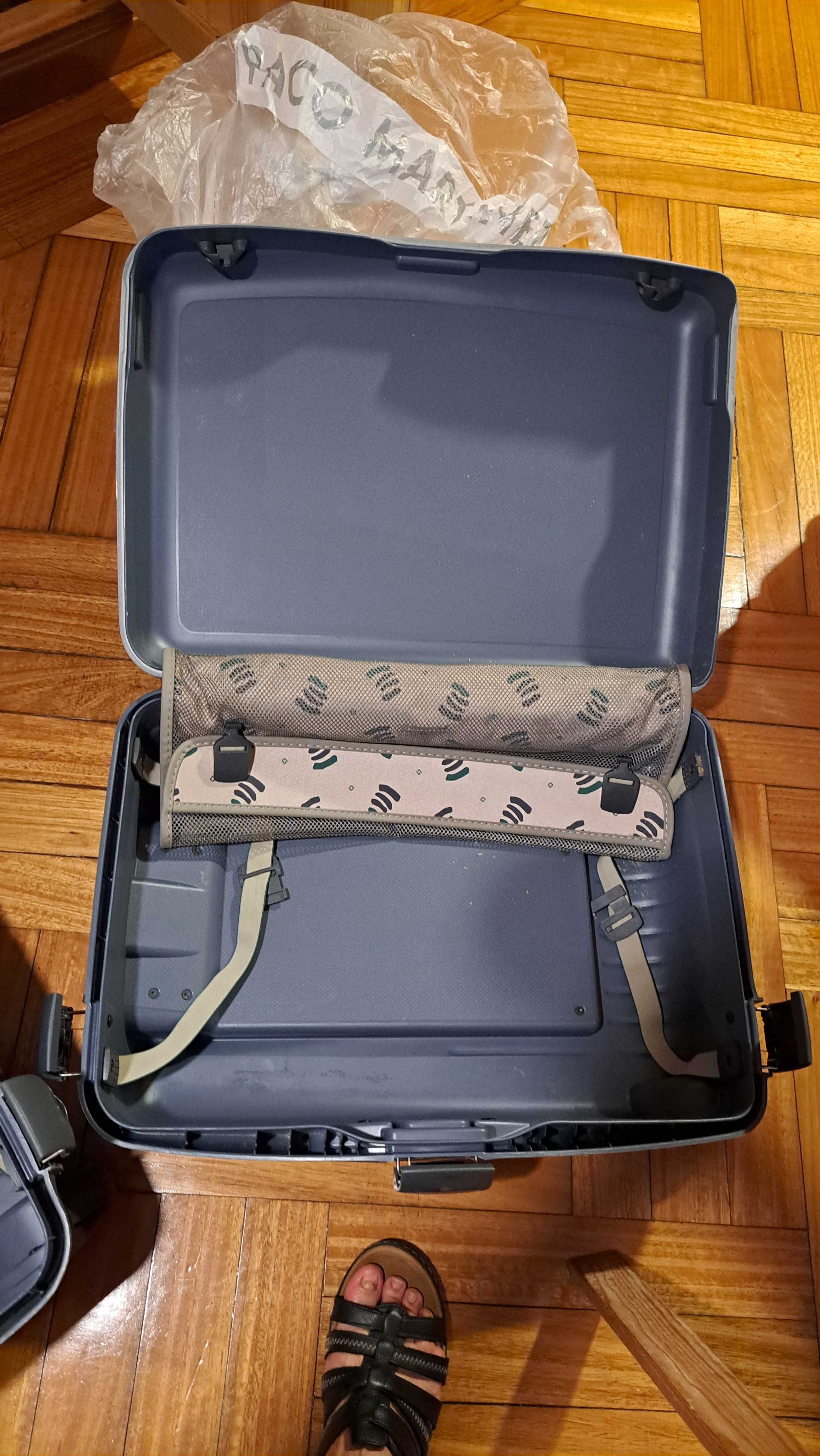 Conjunto de malas de viagem. O preço é das 3 peças.