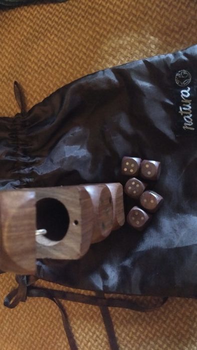 Jogo de dados em madeira